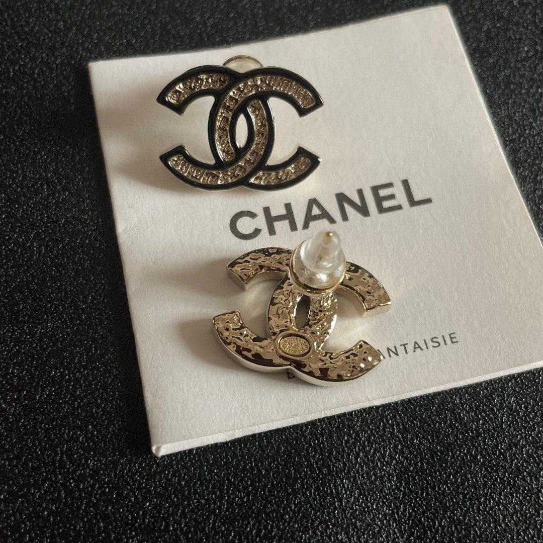 DOUBLE C STUD EARRINGS IN SILVER METAL WITH BLACK OUTLINE AND CRYSTALS INSIDE