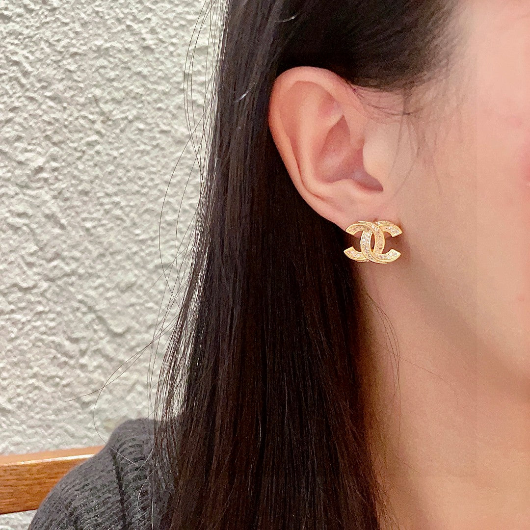 DOUBLE C STUD EARRINGS IN GOLD METAL FULLY DIAMOND