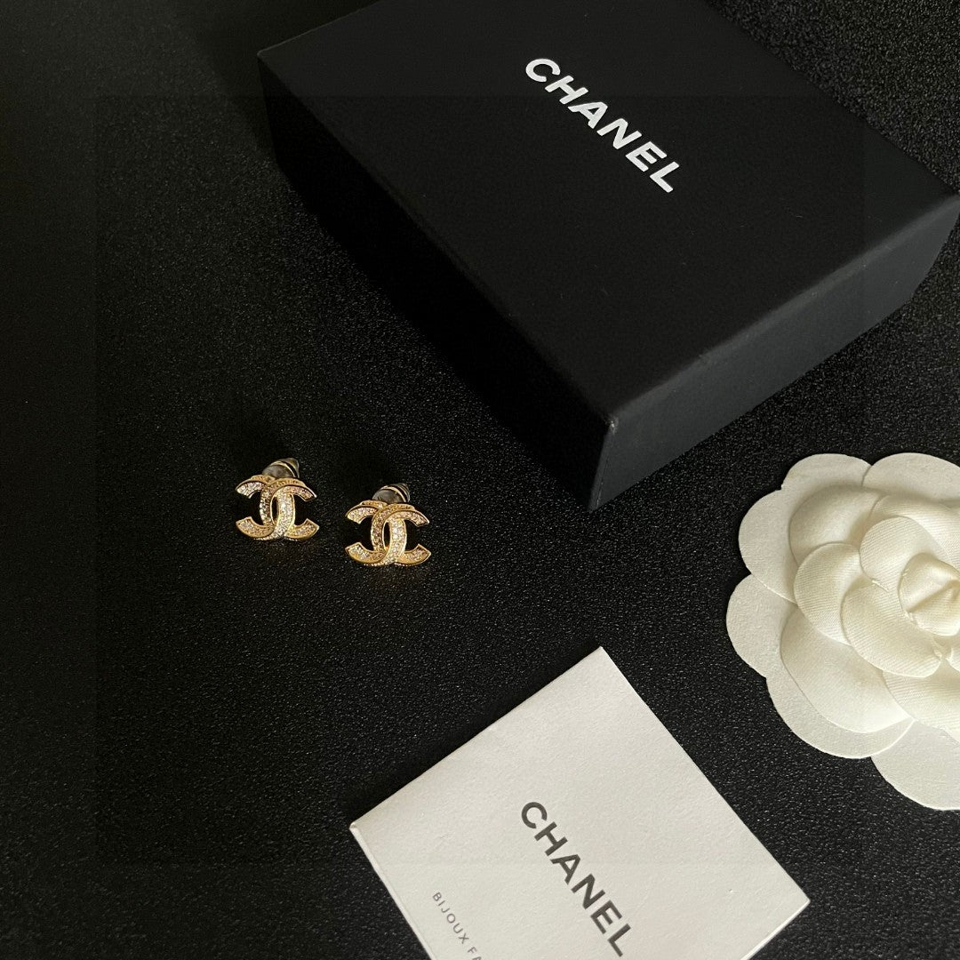 DOUBLE C STUD EARRINGS IN GOLD METAL FULLY DIAMOND