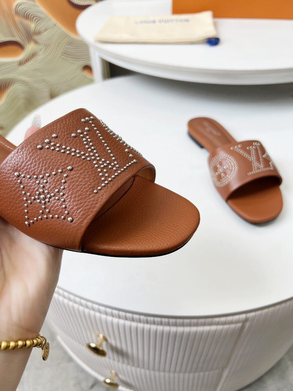 FLAT SLIDE IN BRONZE BROWN LAMBSKIN WITH RHINSTONES