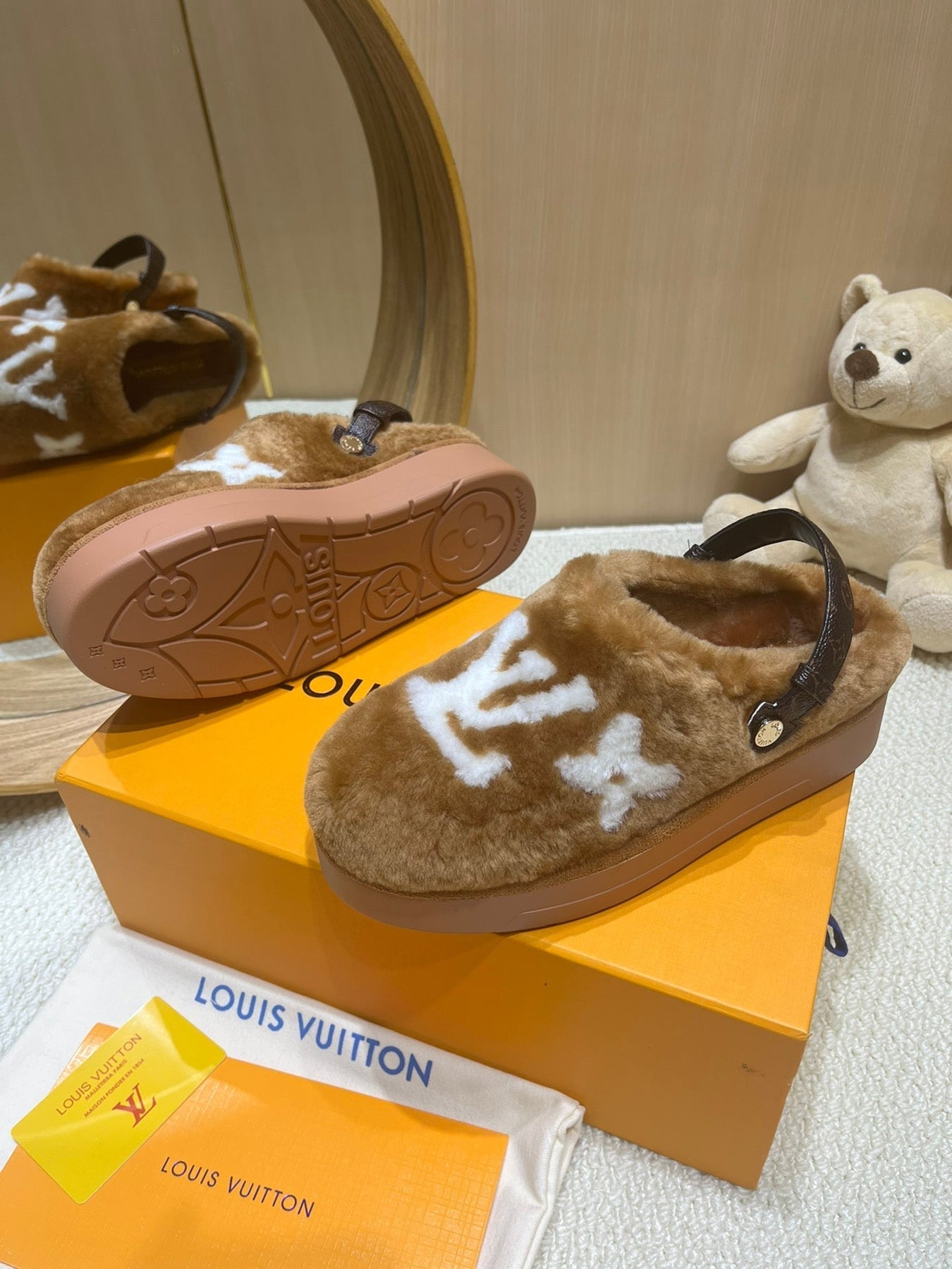 ASPEN COMFORT CLOG IN CIDER BROWN MIX WHITE FLEECE