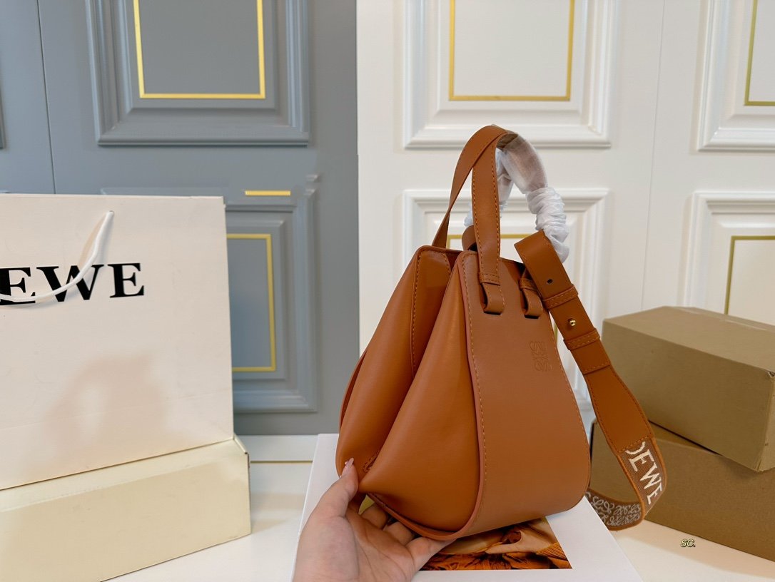 LOE 25 COMPACT HAMMOCK BAG IN OAK SATIN CALFSKIN