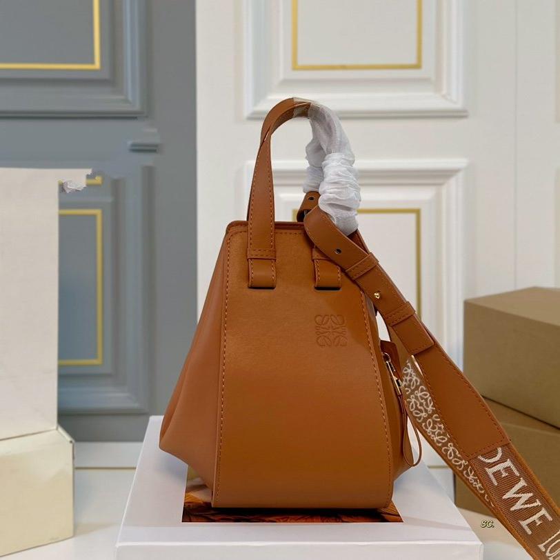 LOE 25 COMPACT HAMMOCK BAG IN OAK SATIN CALFSKIN