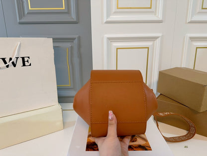 LOE 25 COMPACT HAMMOCK BAG IN OAK SATIN CALFSKIN