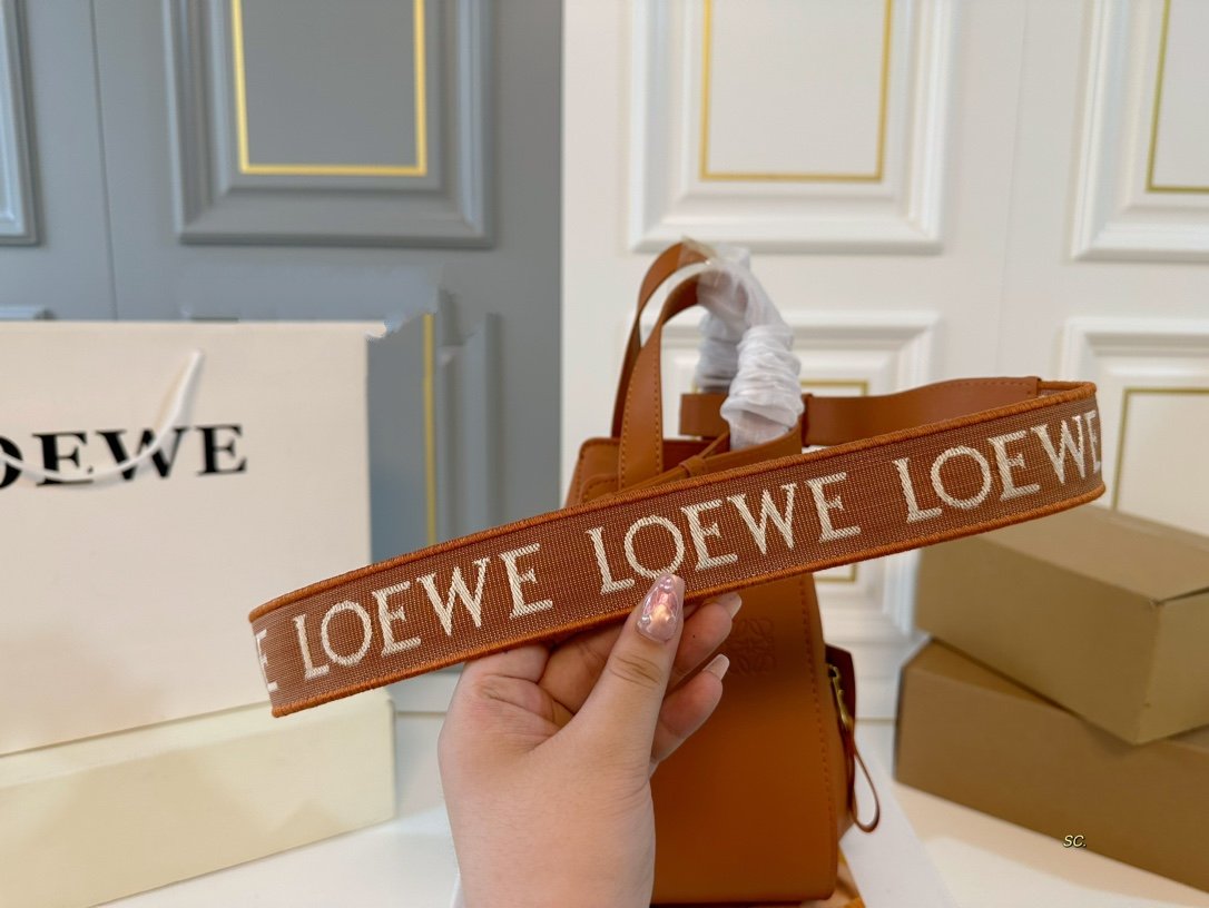 LOE 25 COMPACT HAMMOCK BAG IN OAK SATIN CALFSKIN