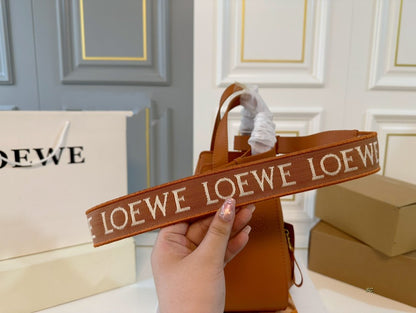 LOE 25 COMPACT HAMMOCK BAG IN OAK SATIN CALFSKIN