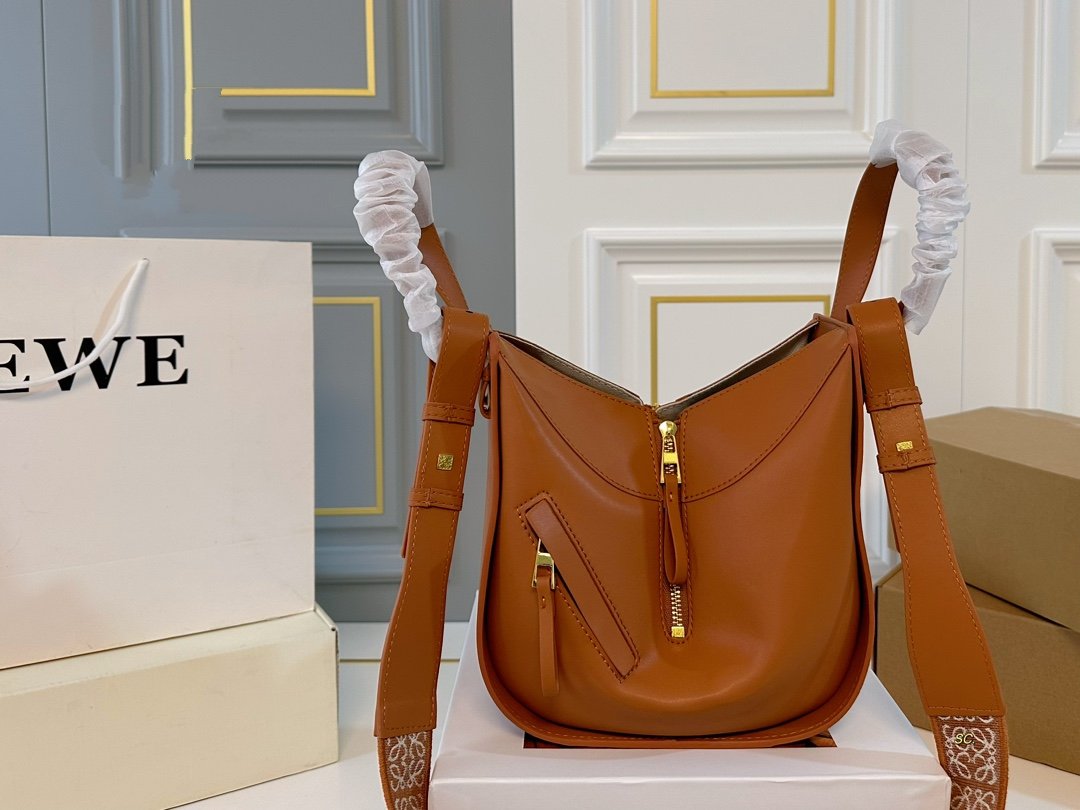 LOE 25 COMPACT HAMMOCK BAG IN OAK SATIN CALFSKIN