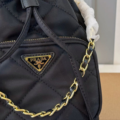 DRAWSTRING BUCKET BAG 23 IN BLACK QUILTED RE-NYLON