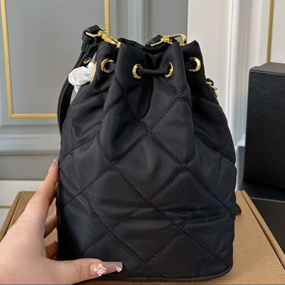 DRAWSTRING BUCKET BAG 23 IN BLACK QUILTED RE-NYLON