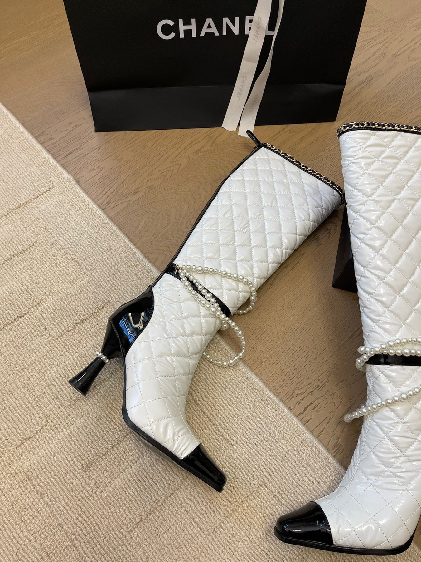 KNEE HIGH BOOTS 8 CM IN WHITE MIX BLACK CALFSKIN WITH PEARL CHAIN