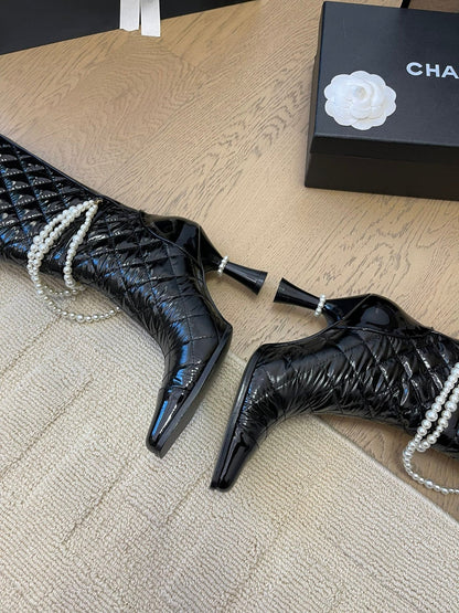 KNEE HIGH BOOTS 8 CM IN BLACK CALFSKIN WITH PEARL CHAIN