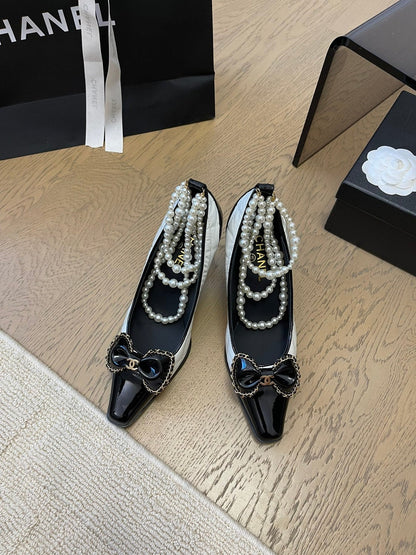HIGH HEEL 8 CM IN WHITE MIX BLACK CALFSKIN WITH PEARL CHAIN