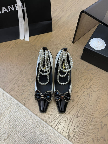 HIGH HEEL 8 CM IN WHITE MIX BLACK CALFSKIN WITH PEARL CHAIN