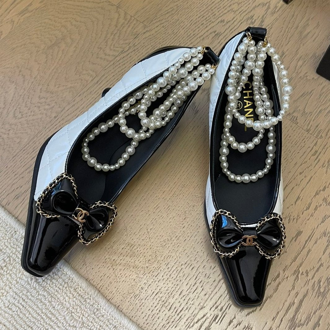 HIGH HEEL 8 CM IN WHITE MIX BLACK CALFSKIN WITH PEARL CHAIN