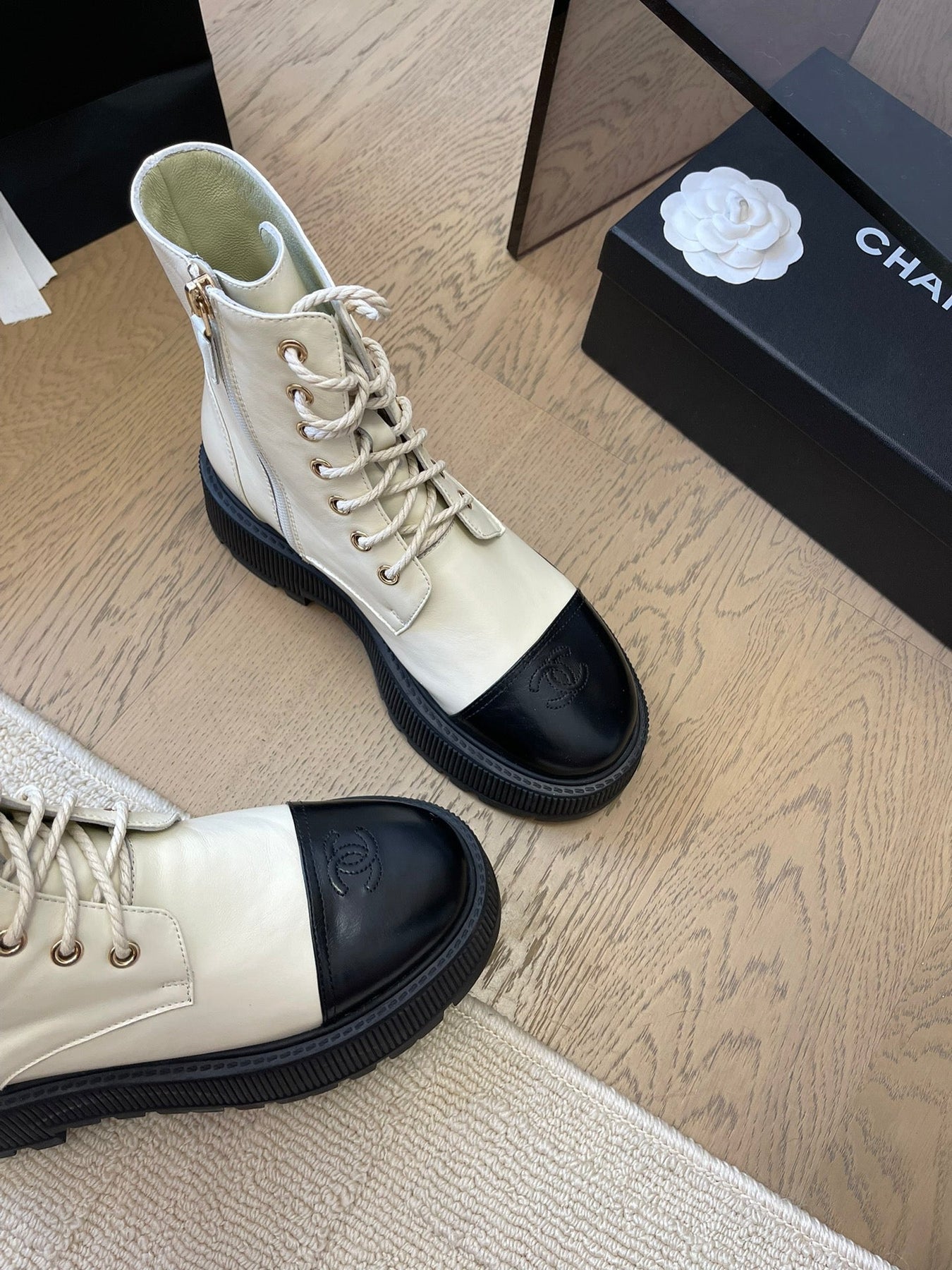 ANKLE BOOTS IN WHITE MIX BLACK CALFSKIN 963002