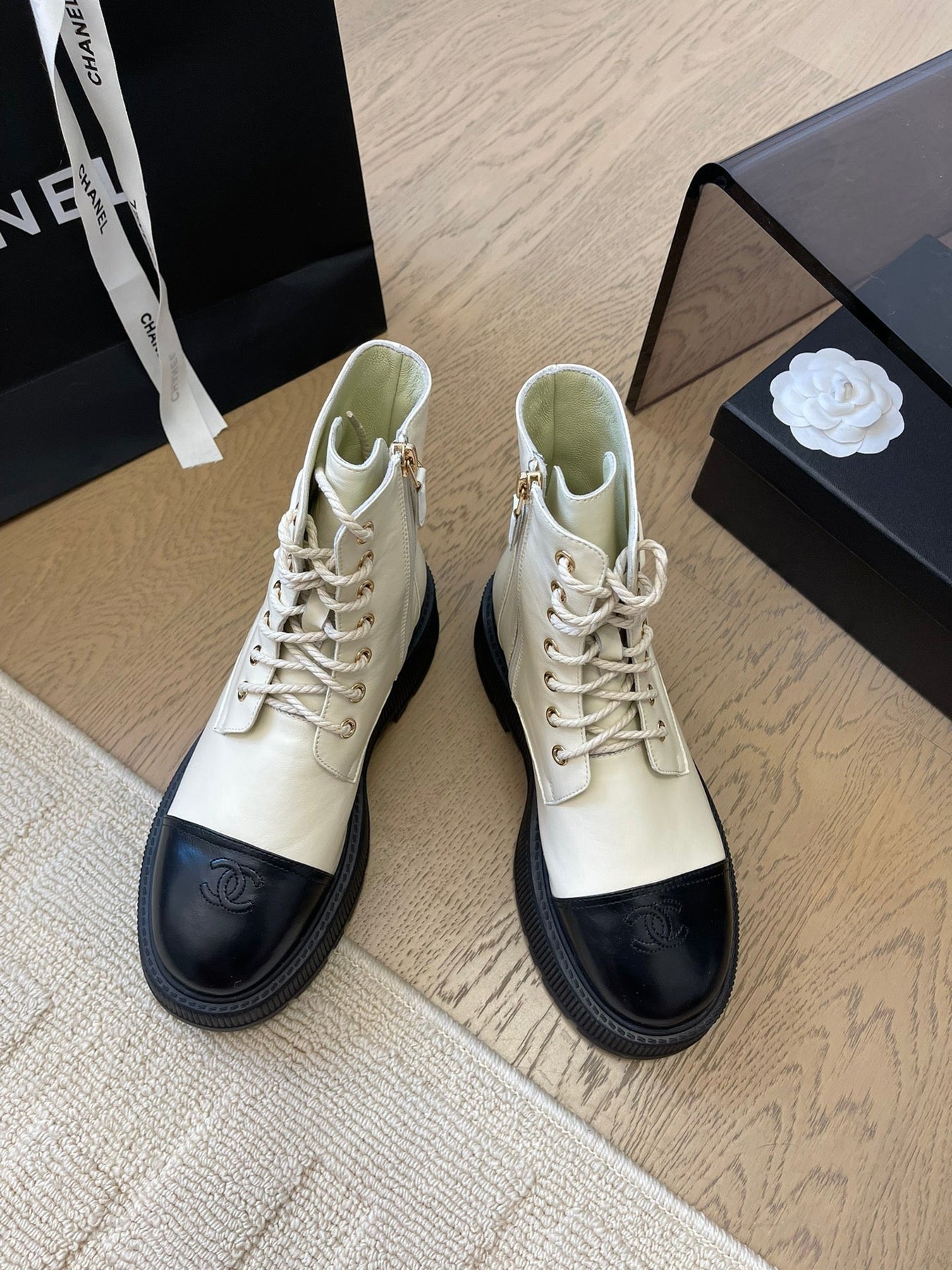 ANKLE BOOTS IN WHITE MIX BLACK CALFSKIN 963002