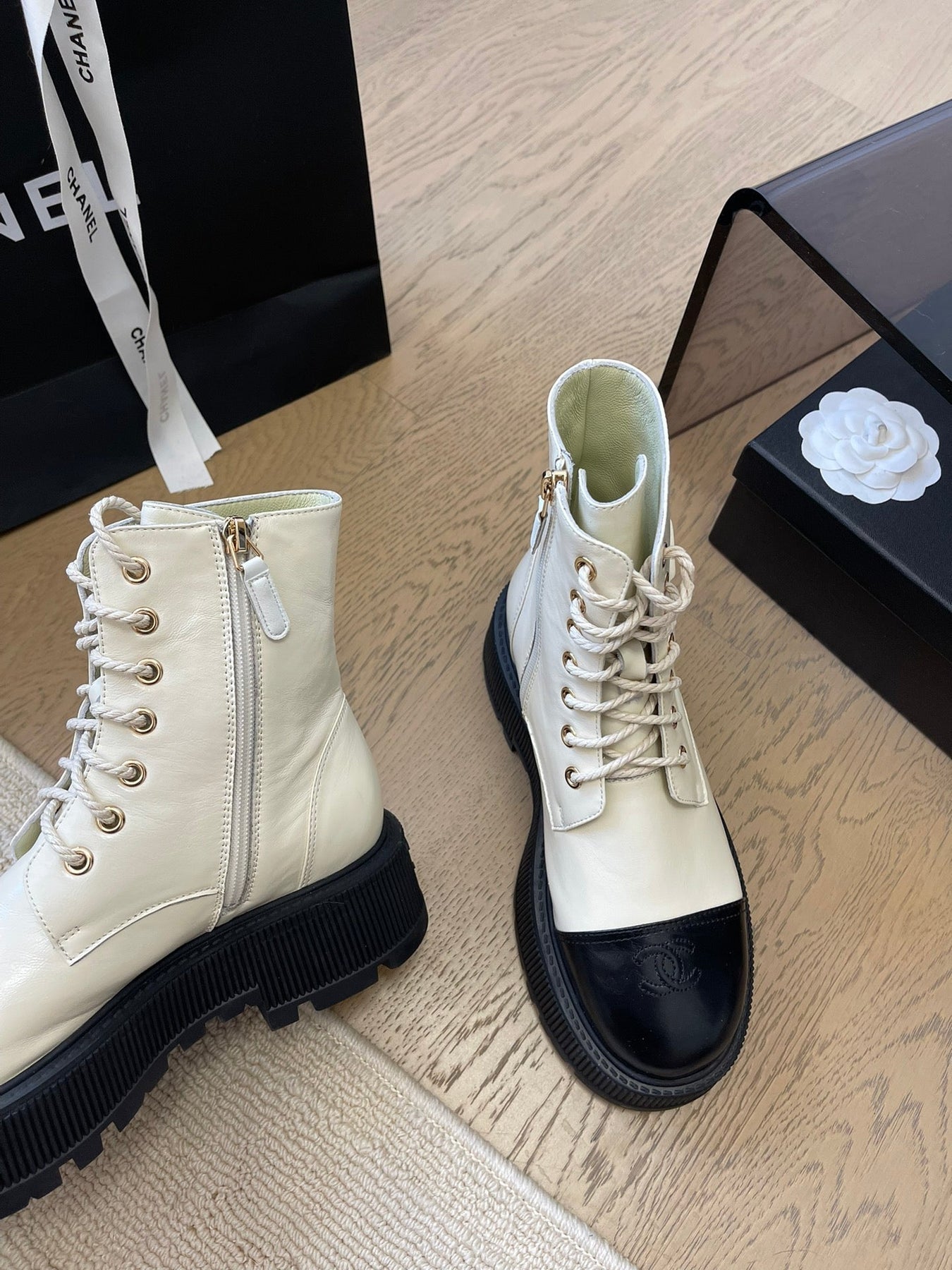 ANKLE BOOTS IN WHITE MIX BLACK CALFSKIN 963002