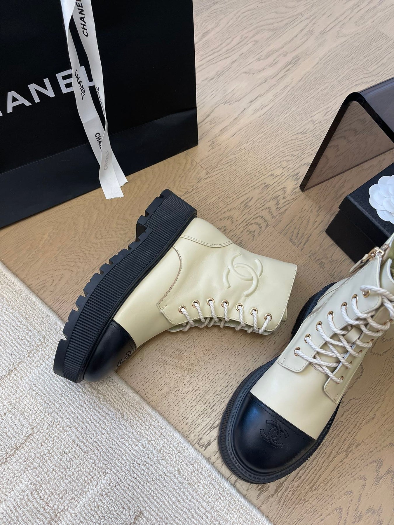 ANKLE BOOTS IN PEARL GRAY MIX BLACK CALFSKIN