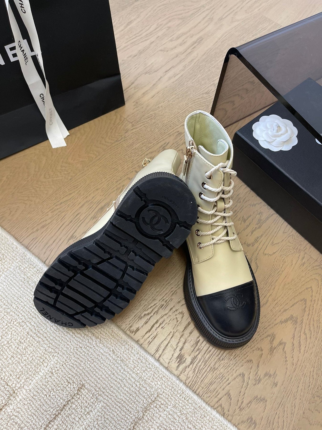 ANKLE BOOTS IN PEARL GRAY MIX BLACK CALFSKIN