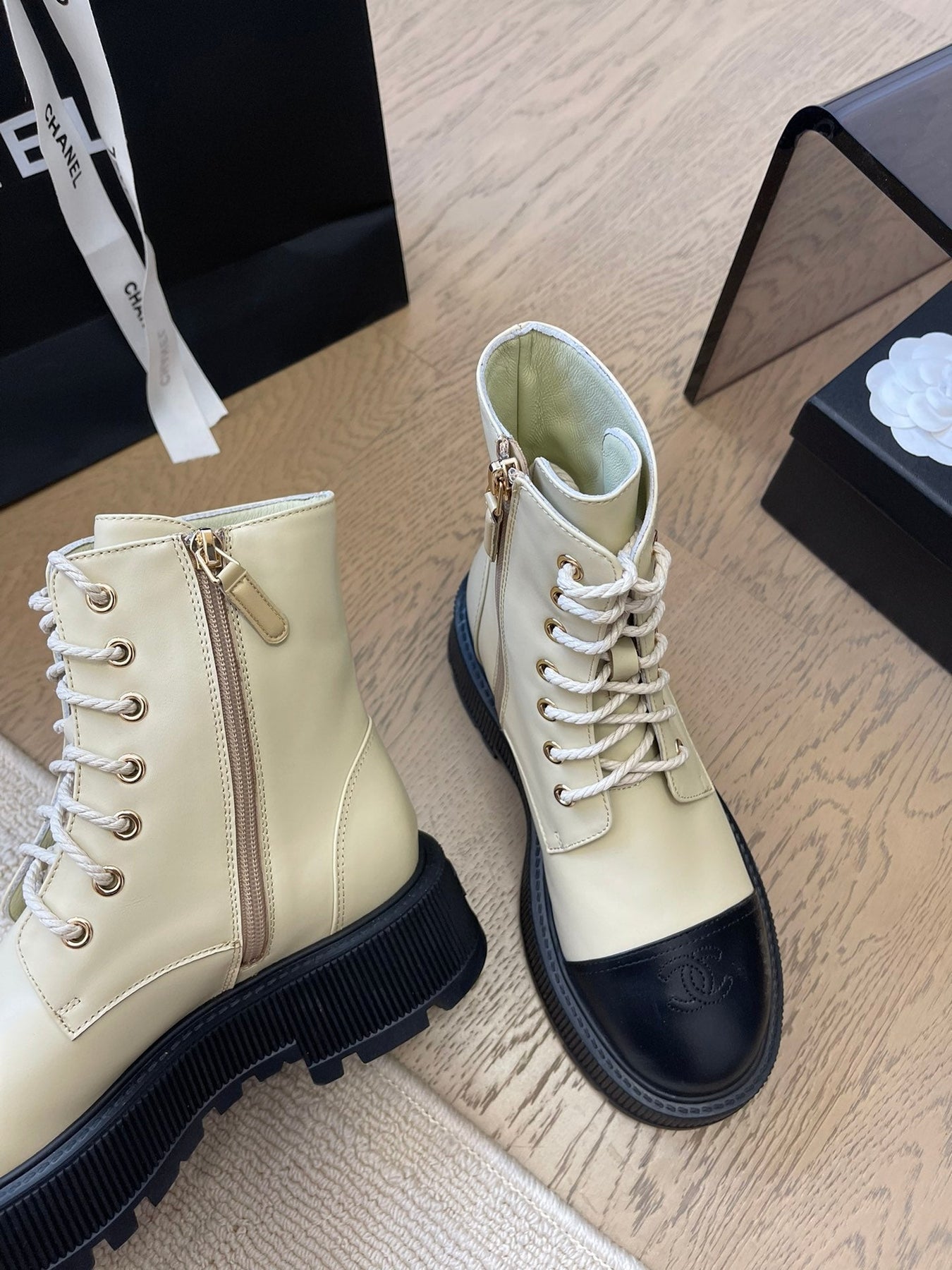 ANKLE BOOTS IN PEARL GRAY MIX BLACK CALFSKIN