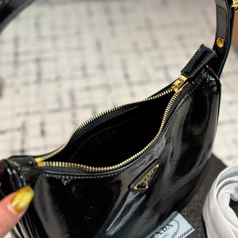 ARQUÉ SHOULDER BAG 20 IN PATENT BLACK NAPPA LEATHER GOLD HARDWARE