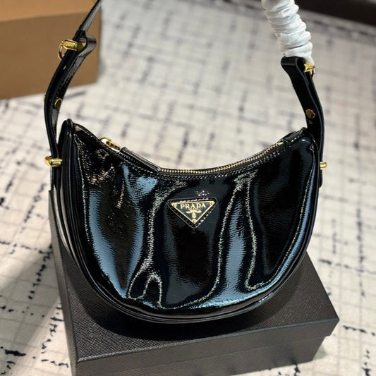 ARQUÉ SHOULDER BAG 20 IN PATENT BLACK NAPPA LEATHER GOLD HARDWARE