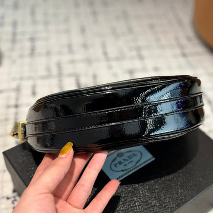 ARQUÉ SHOULDER BAG 20 IN PATENT BLACK NAPPA LEATHER GOLD HARDWARE