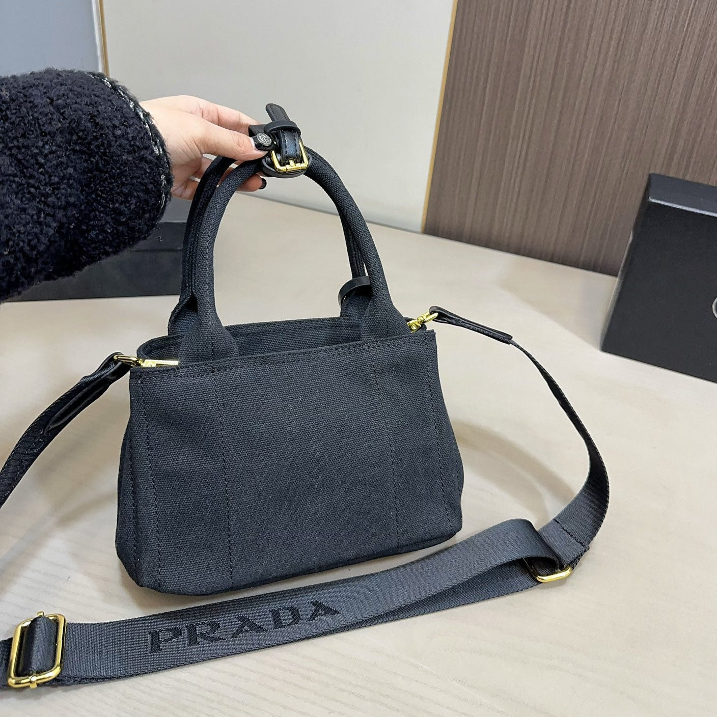 EMBOSSED LOGO TOTE BAG 30 IN BLACK FABIC