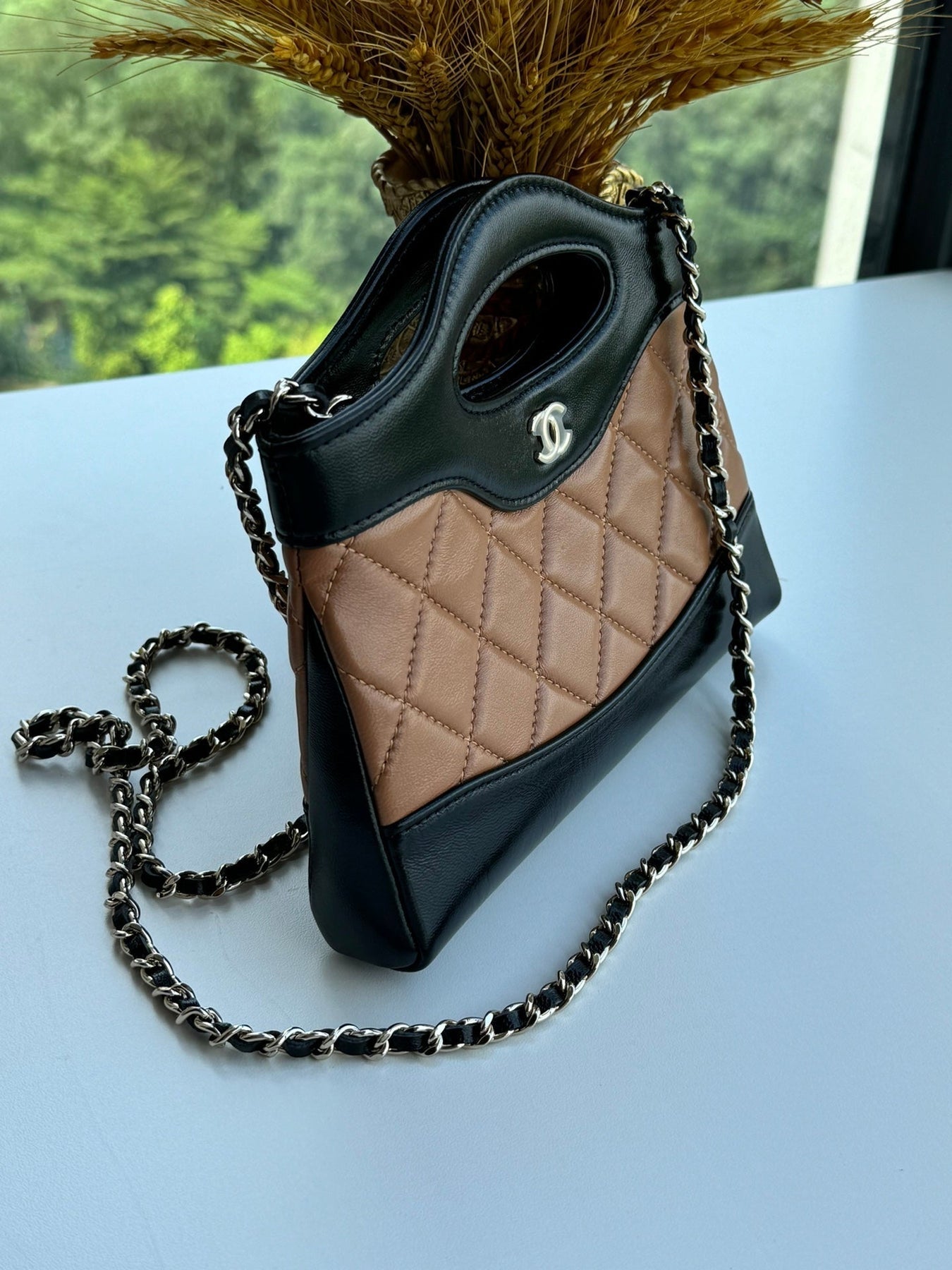 MINI SHOPPING BAG 20 IN BLACK MIX TAWNY BROWN LAMBSKIN GOLD-TONE METAL