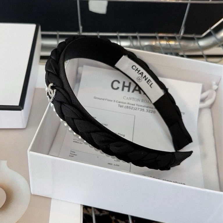 BLACK FABRIC HAIRBAND WITH PEARL CHAIN 412528