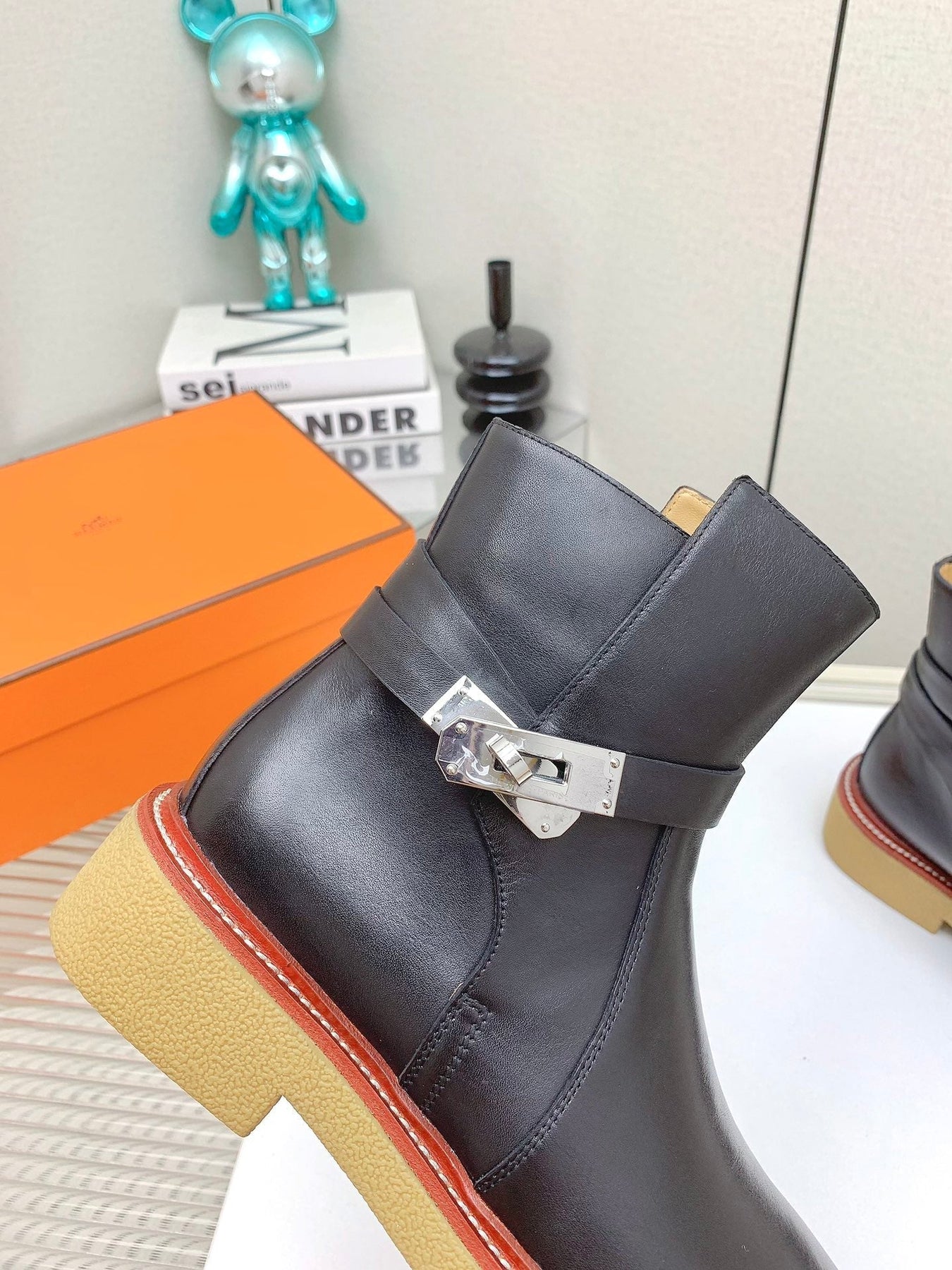 BOTINES HISTORY BOOTS IN BLACK CALFSKIN