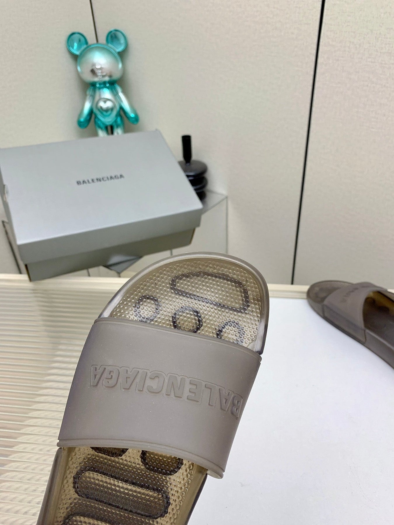 POOL SLIDE SANDAL IN SMOKE BROWN RUBBER