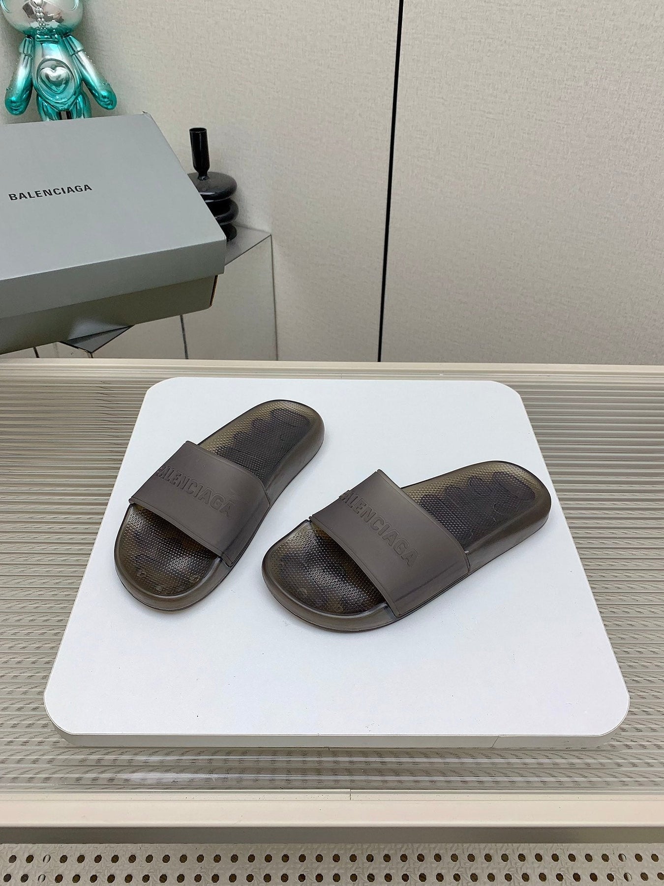 POOL SLIDE SANDAL IN SMOKE BROWN RUBBER