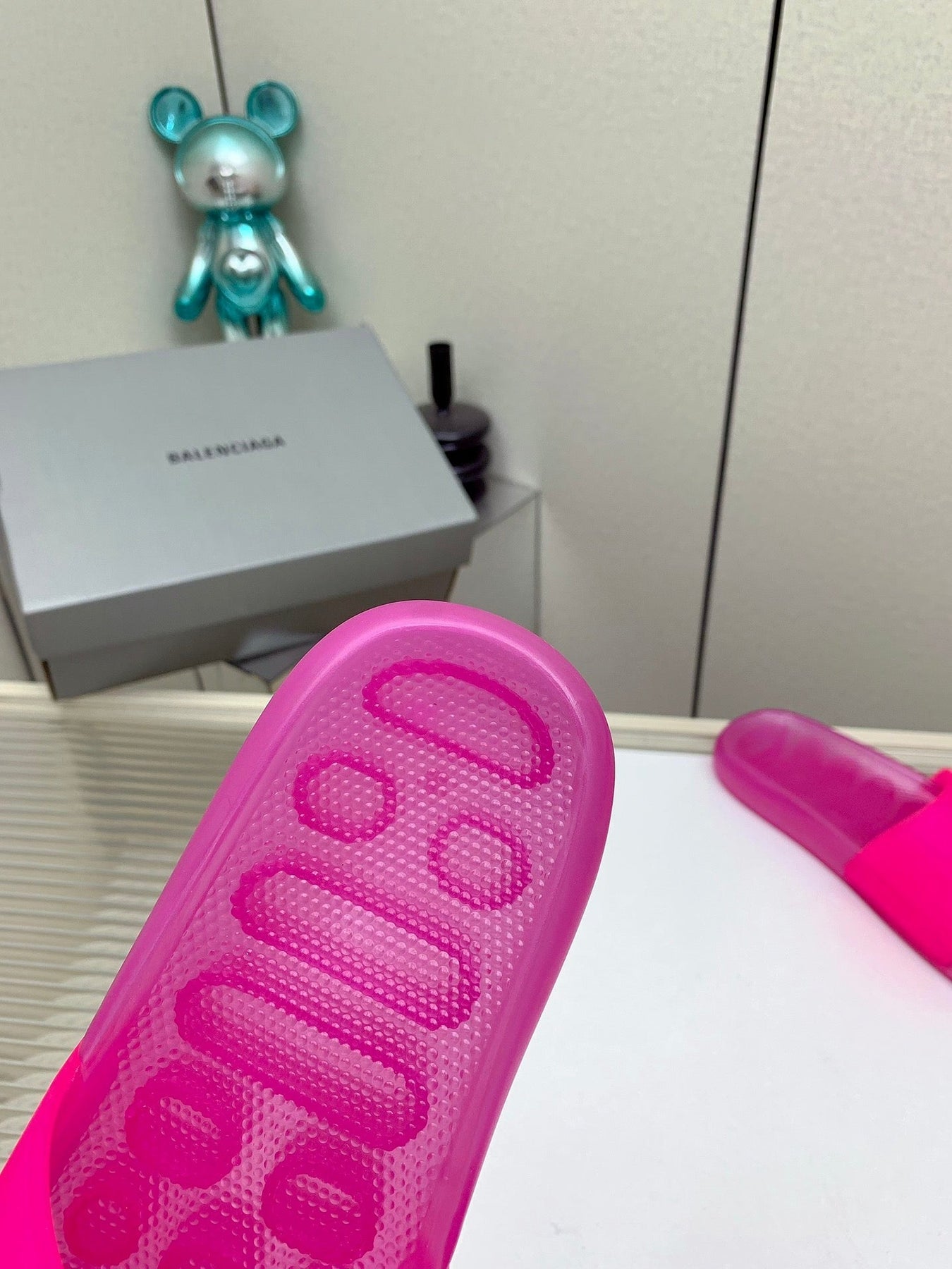 POOL SLIDE SANDAL IN JELLY PINK RUBBER