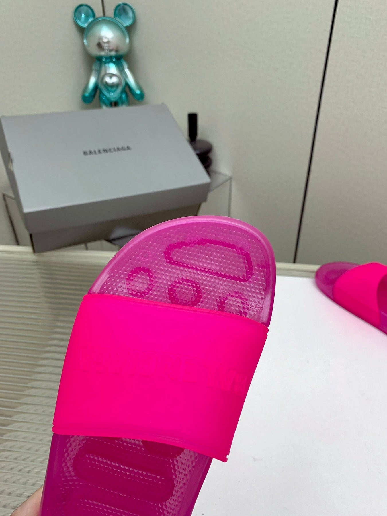 POOL SLIDE SANDAL IN JELLY PINK RUBBER