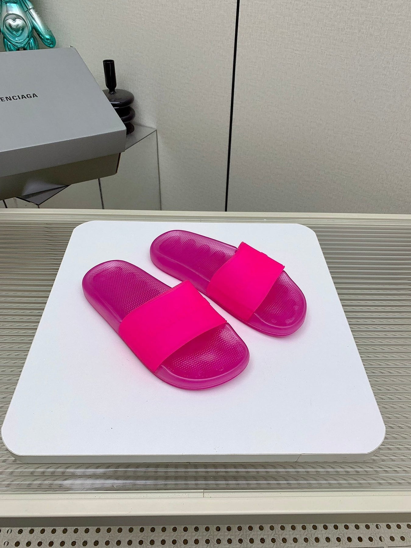 POOL SLIDE SANDAL IN JELLY PINK RUBBER