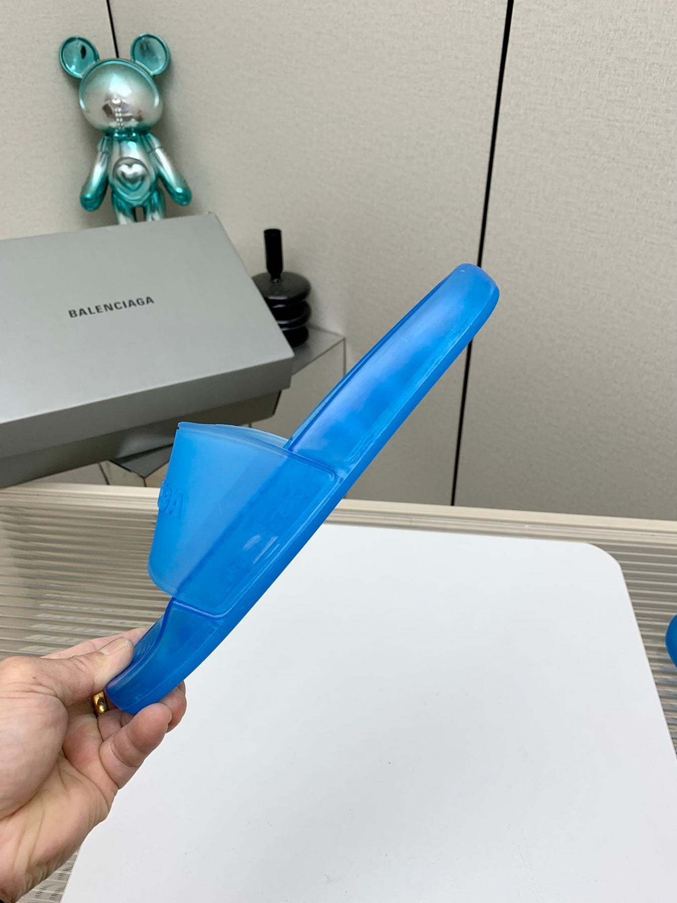 POOL SLIDE SANDAL IN JELLY BLUE RUBBER