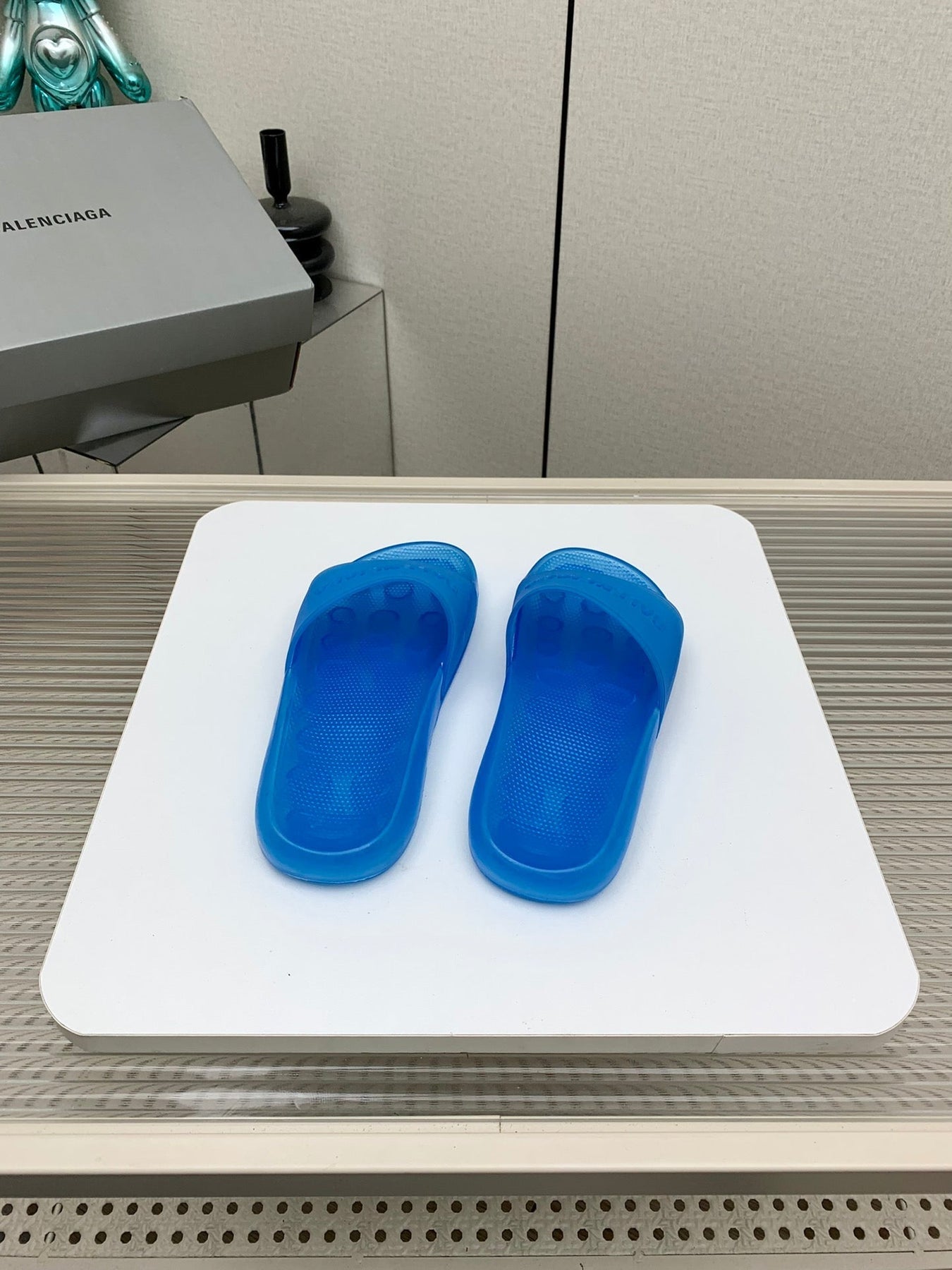 POOL SLIDE SANDAL IN JELLY BLUE RUBBER