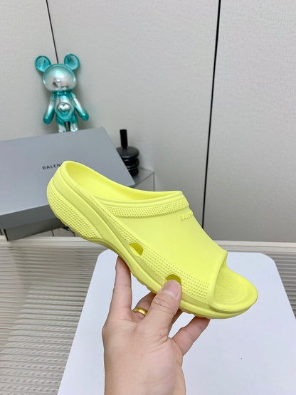POOL CROCS IN MANZ YELLOW RUBBER