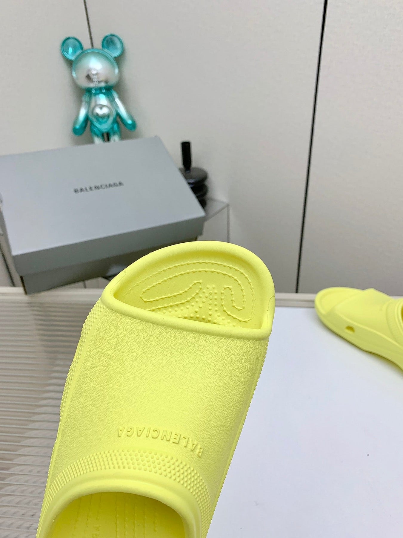 POOL CROCS IN MANZ YELLOW RUBBER