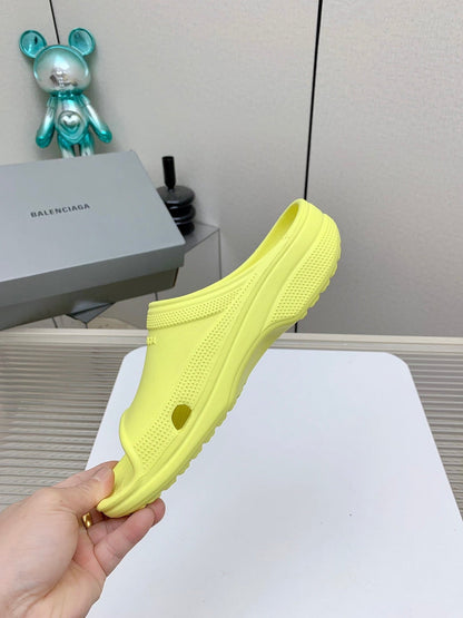 POOL CROCS IN MANZ YELLOW RUBBER