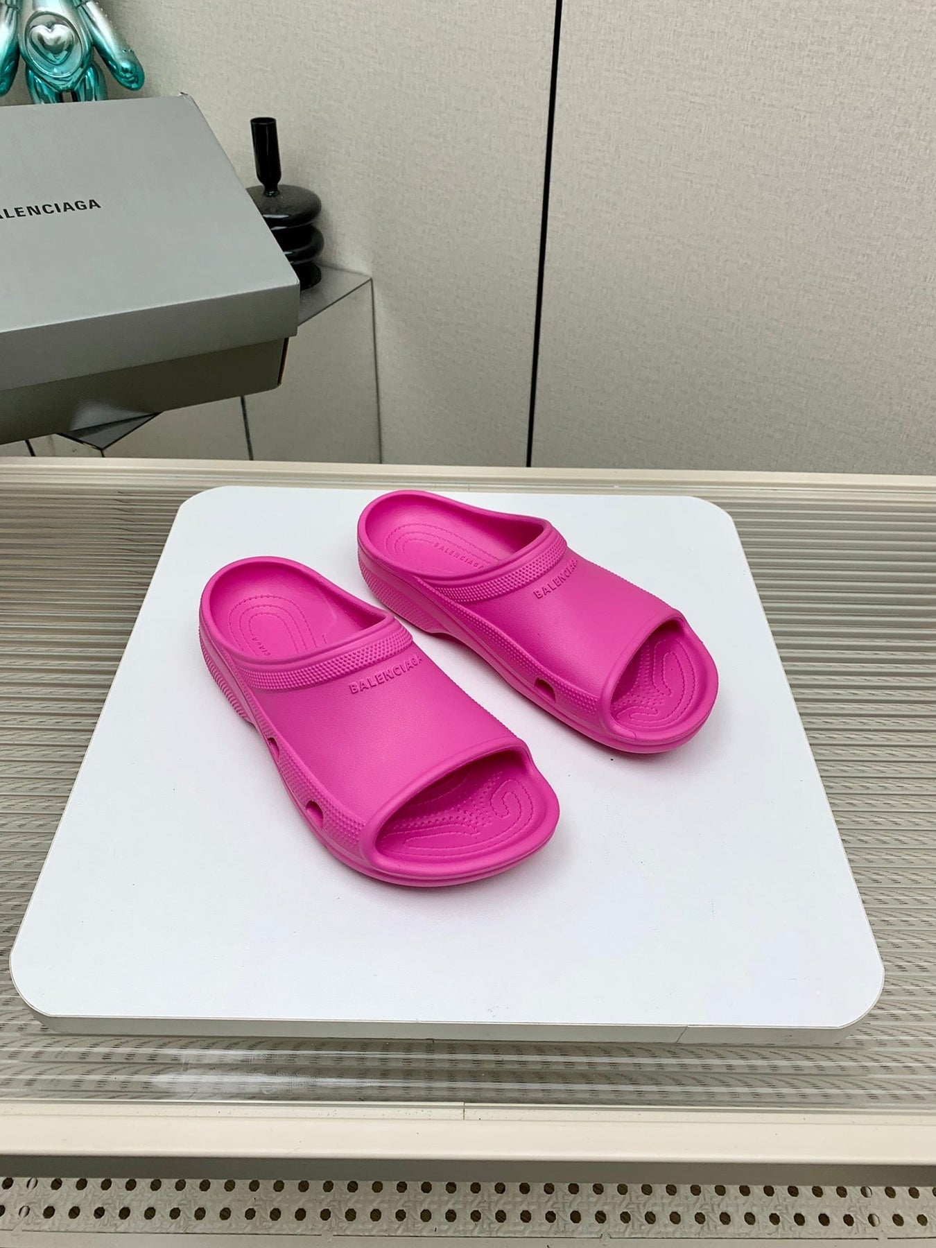 POOL CROCS IN HOT PINK RUBBER