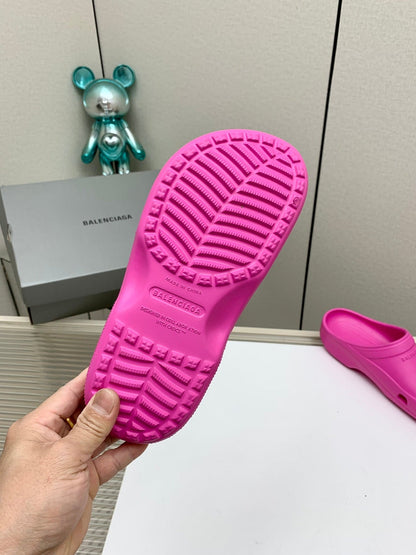 POOL CROCS IN HOT PINK RUBBER