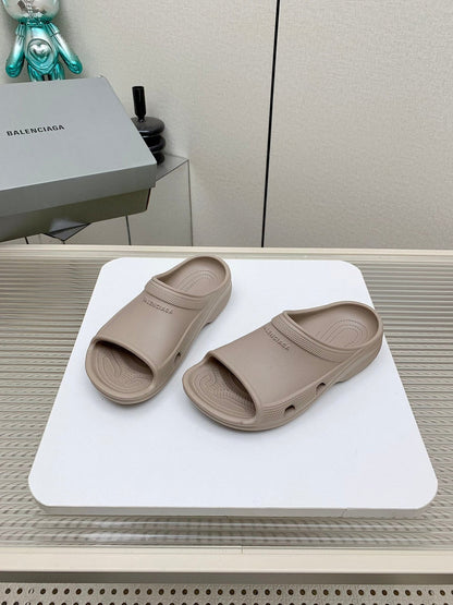 POOL CROCS IN HILLARY BROWN RUBBER