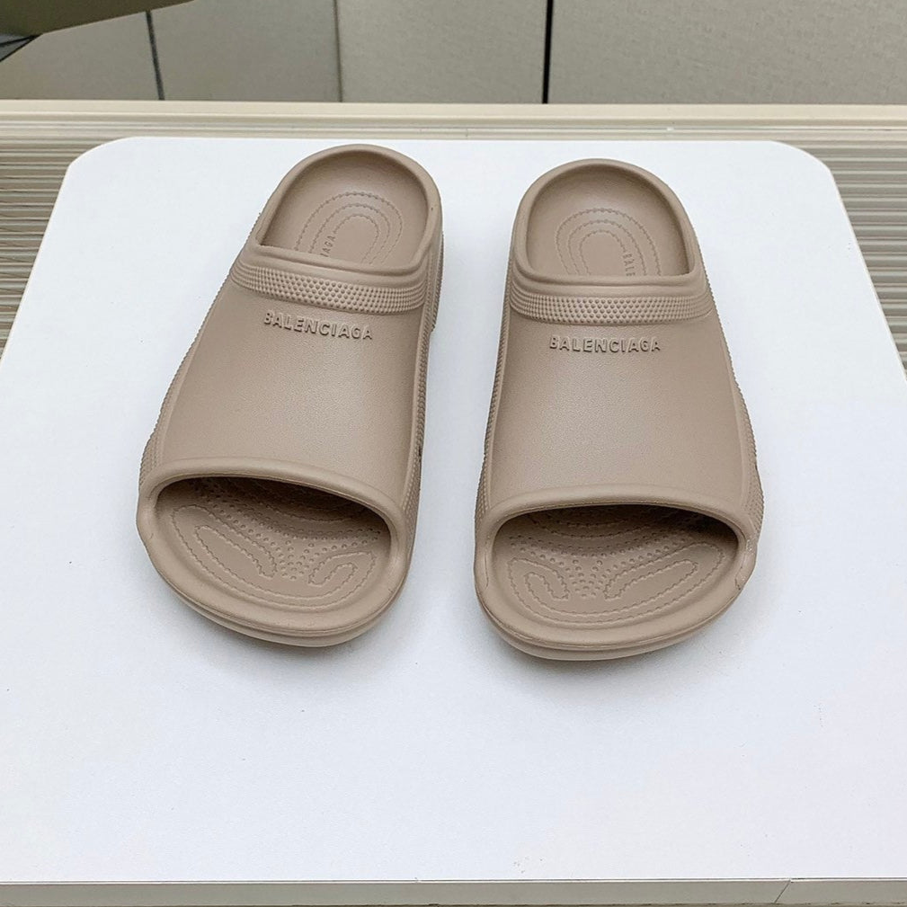 POOL CROCS IN HILLARY BROWN RUBBER