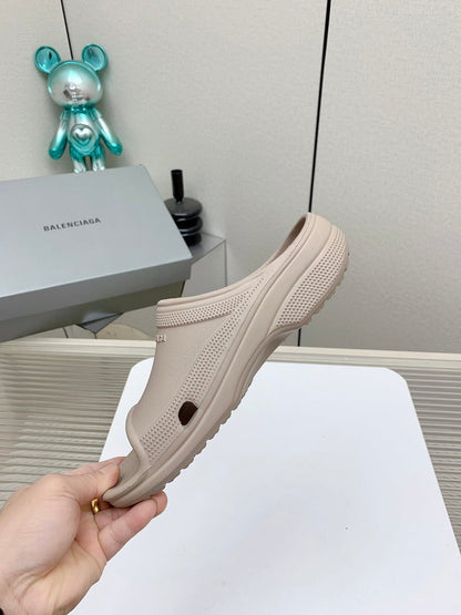 POOL CROCS IN HILLARY BROWN RUBBER