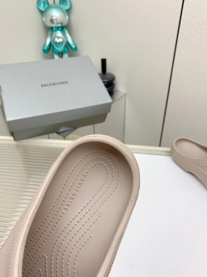 POOL CROCS IN HILLARY BROWN RUBBER