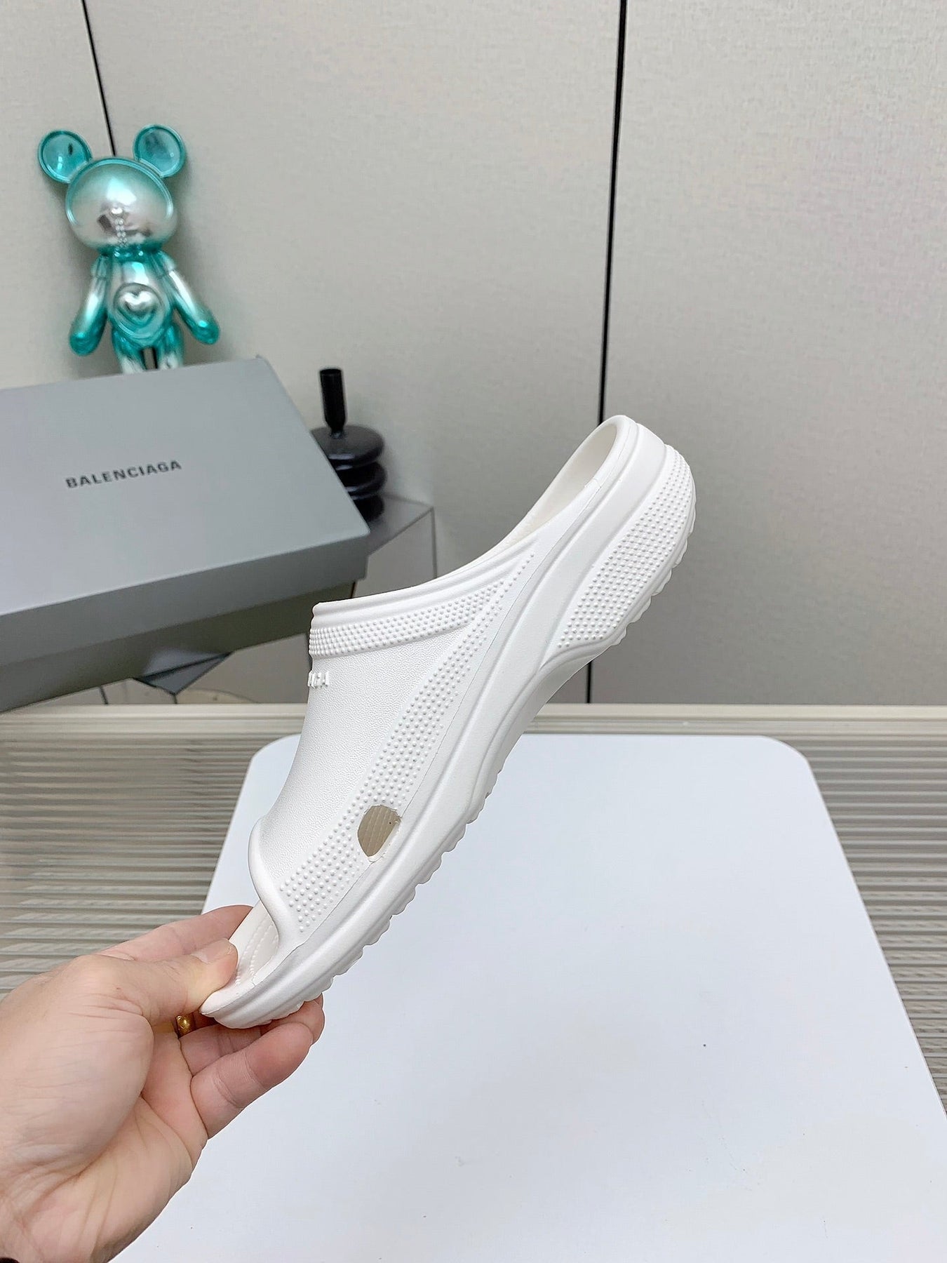 POOL CROCS IN WHITE RUBBER