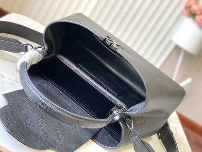 CAPUCINES GM SOUPLE 38 IN BLACK TAURILLON