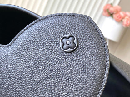 CAPUCINES GM SOUPLE 38 IN BLACK TAURILLON